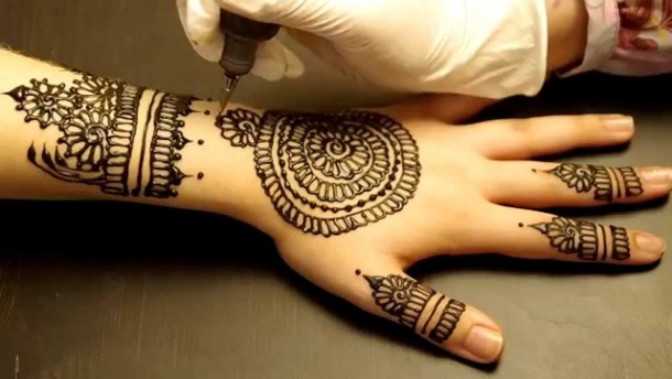 Traditia indiana, mini-afacere pentru moldoveni! Descopera amanunte mai putin cunoscute din spatele tatuajelor cu henna - VIDEO