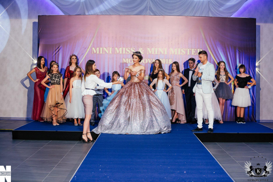 Sunt frumosi, talentati si se viseaza defiland pe cele mai celebre podiumuri din lume! Cui i-a fost oferit titlul de Mini Miss si Mini Mister Moldova? VIDEO