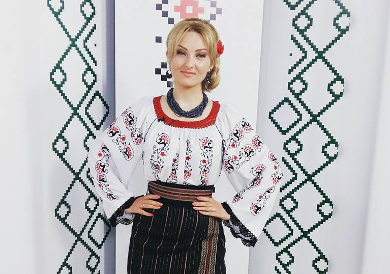 Interpreta de muzica populara, cu cosite africane! Uite cum arata Tatiana Martin, cu o coafura exotica - FOTO