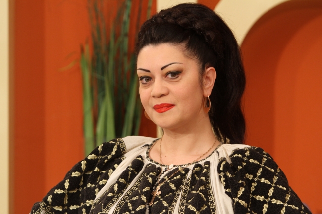 Este interpreta de muzica populara si se mandreste cu mai multe tatuaje! Doina Arsene Grigoras, surprinsa cu un unul nou, pe o plaja din Turcia - FOTO