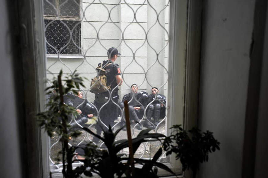 Protestul organizat de Miscarea Nationala de Rezistenta, in imagini. Primaria, impanzita de politisti - GALERIE FOTO