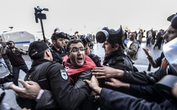Turcia: Ciocniri intre politie si manifestantii reuniti de 1 Mai in Piata Taksim, din Istanbul