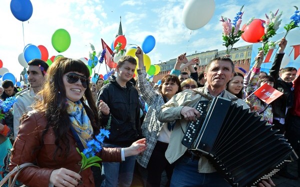 100.000 de persoane au defilat in Piata Rosie din Moscova. Cum au sarbatorit rusii Ziua Muncii