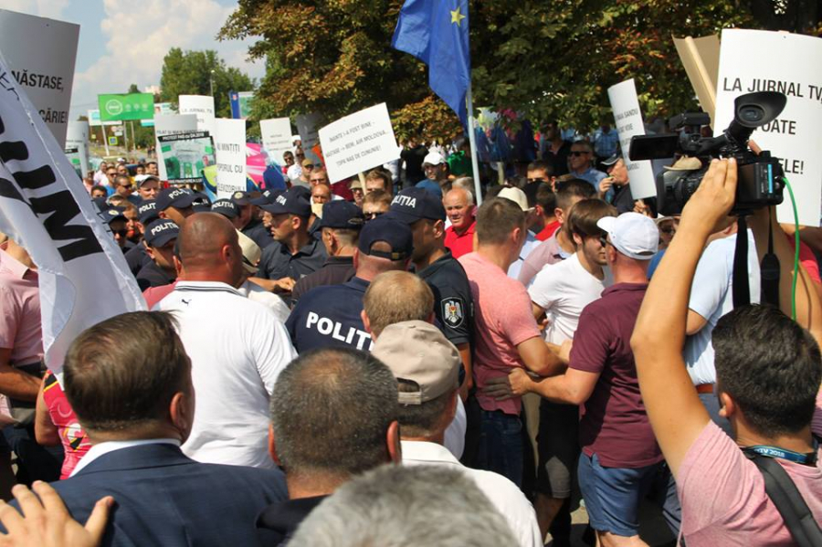 Slusari, despre protestul de la Ialoveni, unde mai multi oameni au scandat impotriva opozitiei: "Drogati si agresivi. Au fost impusi sa arunce cu sticlele de plastic in noi. Generatorul urii si violentei se afla la sediul lui Plahotniuc" - GALERIE FOTO