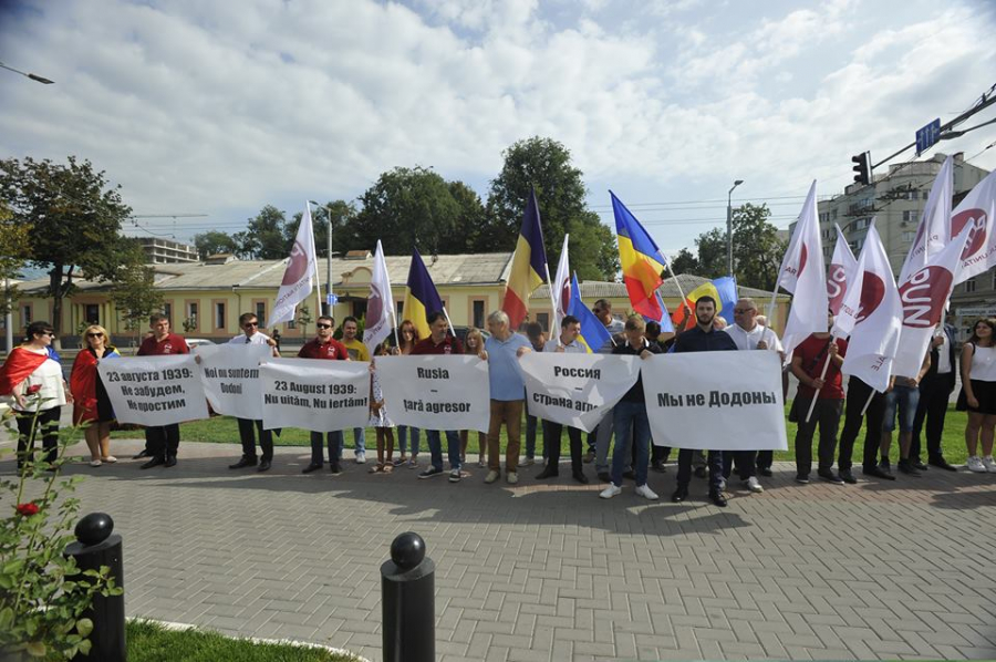 Miting organizat de Partidul Unitatii Nationale de comemorare si condamnare a pactului Ribbentrop-Molotov - GALERIE FOTO