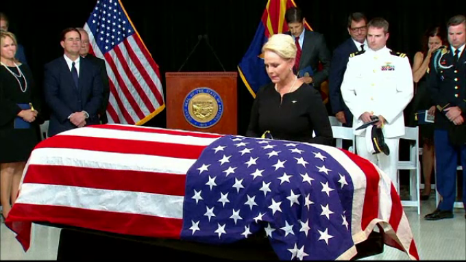 Ultimul omagiu adus de familie si prieteni senatorului John McCain. Gestul vaduvei