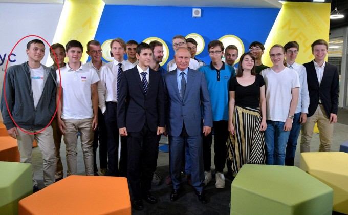 Un student olimpic rus l-a sfidat pe Vladimir Putin. Gestul facut in prezenta liderului rus - FOTO