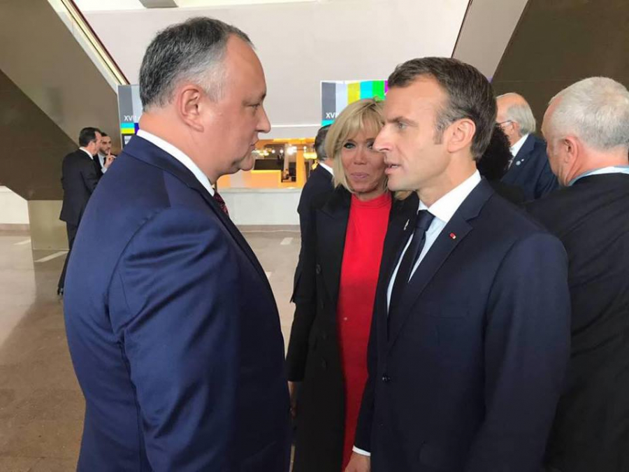 Dodon a postat o poza in care apare alaturi de Macron, la un eveniment la Erevan - FOTO