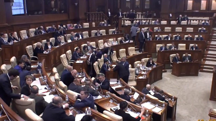 Audierile in cazul furtului miliardului si propunerea democratilor privind introducerea sintagmei "integrarea europeana" in Constitutie, astazi, la sedinta Parlamentului