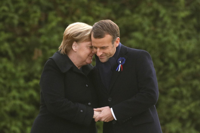 Merkel si Macron s-au tinut de mana. Gestul simbolic facut in premiera de cei doi lideri - FOTO