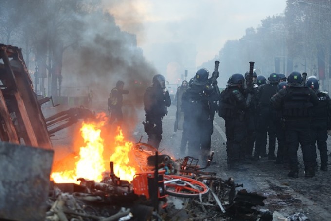 Prima reactie a lui Emmanuel Macron dupa protestele violente din Paris