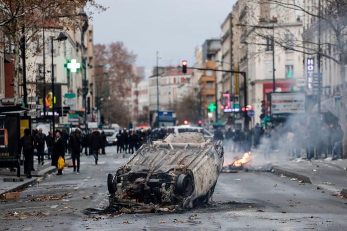 Macron, presat sa gaseasca o solutie pentru conflictele stradale. Imagini cu orasul devastat - VIDEO