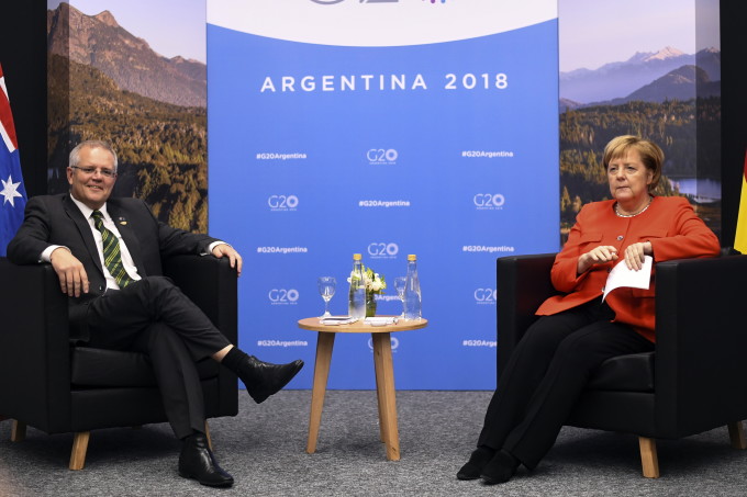 Angela Merkel "a trisat" la intalnirea cu premierul Australiei. Gestul care a dat-o de gol - FOTO