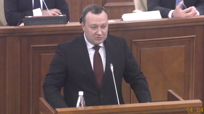 Gurin, Resetnicov si Apolschii - judecatori la Curtea Constitutionala: au depus, astazi, in plenul Parlamentului, juramantul de investire in functie - FOTO