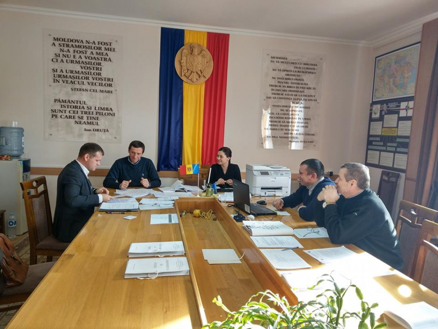 Munteanu a depus listele cu semnaturi si toate actele pentru a se inregistra in calitate de candidat la parlamentarele din februarie, pe circumscriptia Orhei - FOTO