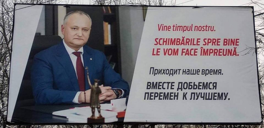 Un activist civic l-a luat peste picior pe Dodon. Acesta l-a inlocuit pe seful statului cu o clepsidra pe banerele raspandite in capitala - FOTO