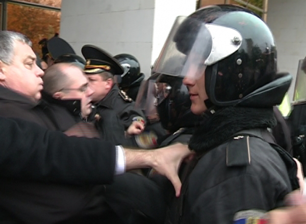 Scene violente si rugaciuni la Parlament. Zeci de preoti au blocat accesul deputatilor in cladire
