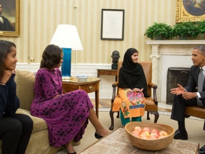 Malala Yousafzai, primita de Barack si Michelle Obama la Casa Alba