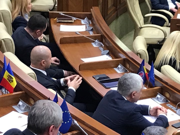 Cum au fost surprinsi deputatii la prima sedinta a parlamentului - GALERIE FOTO