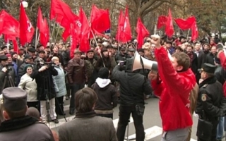 Sarbu: Protestele comunistilor sunt inutile, oamenii sunt siliti sa iasa in strada. Ce spune Munteanu