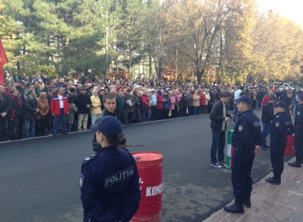 VIDEO. Comunistii protesteaza. Sute de oameni, in fata Parlamentului: "Jos Guvernul"
