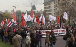 Mii de oameni au protestat la Moscova, cerand demisia lui Putin si eliberarea detinutilor politici