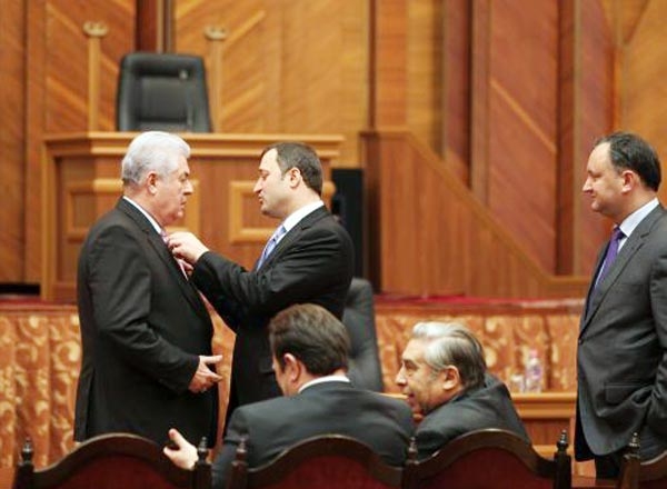Politicienii cad in sondaje. Cum se explica acest fapt si in cine au moldovenii cea mai mare incredere