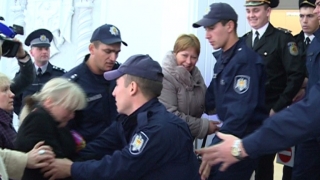 Proteste in fata Primariei. Manifestantii s-au luat la harta cu politia: Ce i-a nemultumit