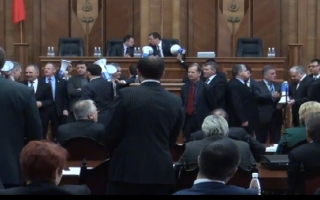 Comunistii fac show in Parlament. Au luat cu asalt tribuna centrala a Legislativului