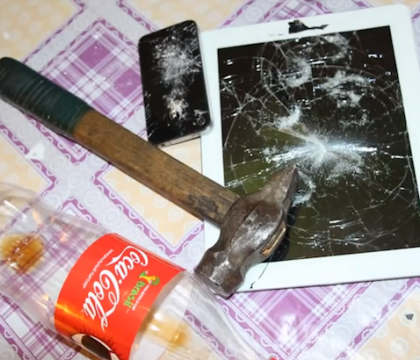 Mesajul unui rus suparat pe sanctiunile SUA la adresa Moscovei. Si-a distrus iPhone-ul si iPad-ul cu un ciocan