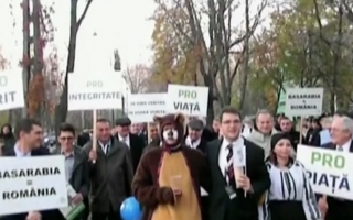 Au convins ursul rus sa bea vin moldovenesc! Protest in fata ambasadei Moscovei la Bucuresti