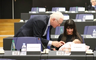 Elena Basescu, la munca cu copilul. Cum au reactionat parlamentarii europeni
