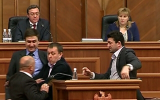 VIDEO. Imbranceli si replici dure in Parlament. Comunistii au blocat tribuna centrala: Ce i-a infuriat