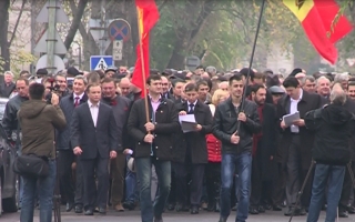 Cereri de demisie pentru seful statului si premier. Comunistii au iesit din nou la protest