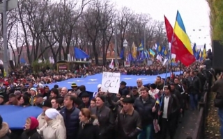 Proteste de amploare cu batai in Ucraina. Zeci de mii de oameni au cerut integrarea in UE