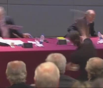 Conferinta de presa finalizata cu scandal. Un fost ministru al Economiei a fost atacat cu oua
