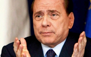 Gestul lui Berlusconi facut cu o zi inainte ca senatorii italieni sa puna la vot excluderea sa