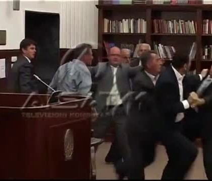 Bataie in Parlamentul Macedoniei. Deputatii s-au luat la pumni din cauza legii bugetului