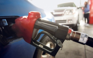 Carburantii si tigarile se vor scumpi de la anul. Politica bugetar-fiscala, aprobata de Guvern