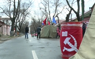 Protestul comunistilor din fata cladirii delegatiei UE, declarat ilegal. "Corturile sa fie evacuate"