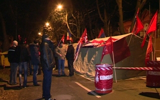 "Gara, geanta, Bucuresti". Comunistii au protestat impotriva lui Basescu: Au avut insa o surpriza