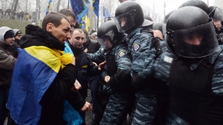 VIDEO. Proteste violente in Ucraina. Centrul Kievului este blocat. Fortele de ordine s-au retras