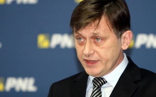 Presedintele Senatului Romaniei, Crin Antonescu, vine la Chisinau. "Va face o donatie"