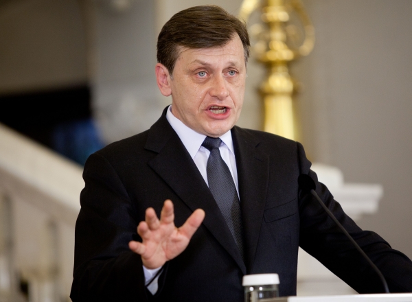 Crin Antonescu: Romania va fi prima tara care va aboli regimul de vize cu Moldova