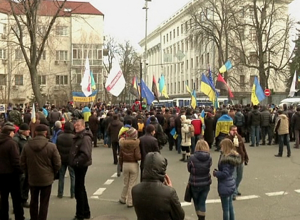 Sedinta Radei Supreme de la Kiev, intrerupta din cauza deputatilor din opozitie. Protestele continua