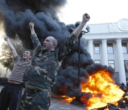 Criza in Ucraina. Ciocniri intre manifestanti si politie in fata Parlamentului de la Kiev