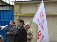 Social-democratii protesteaza in fata Parlamentului. Cer pastrarea limbii oficiale moldovenesti
