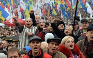 Protestatarii din Kiev au daramat statuia lui Lenin. 500000 de ucraineni au iesit duminica pe strazi