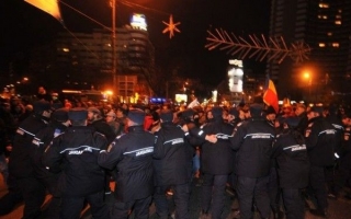 Protest de amploare la Bucuresti: Sute de oameni au iesit in strada. Doi manifestanti, la spital 