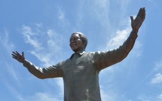 FOTO. O statuie gigantica a lui Nelson Mandela a fost inaugurata la sediul presedintiei sud-africane